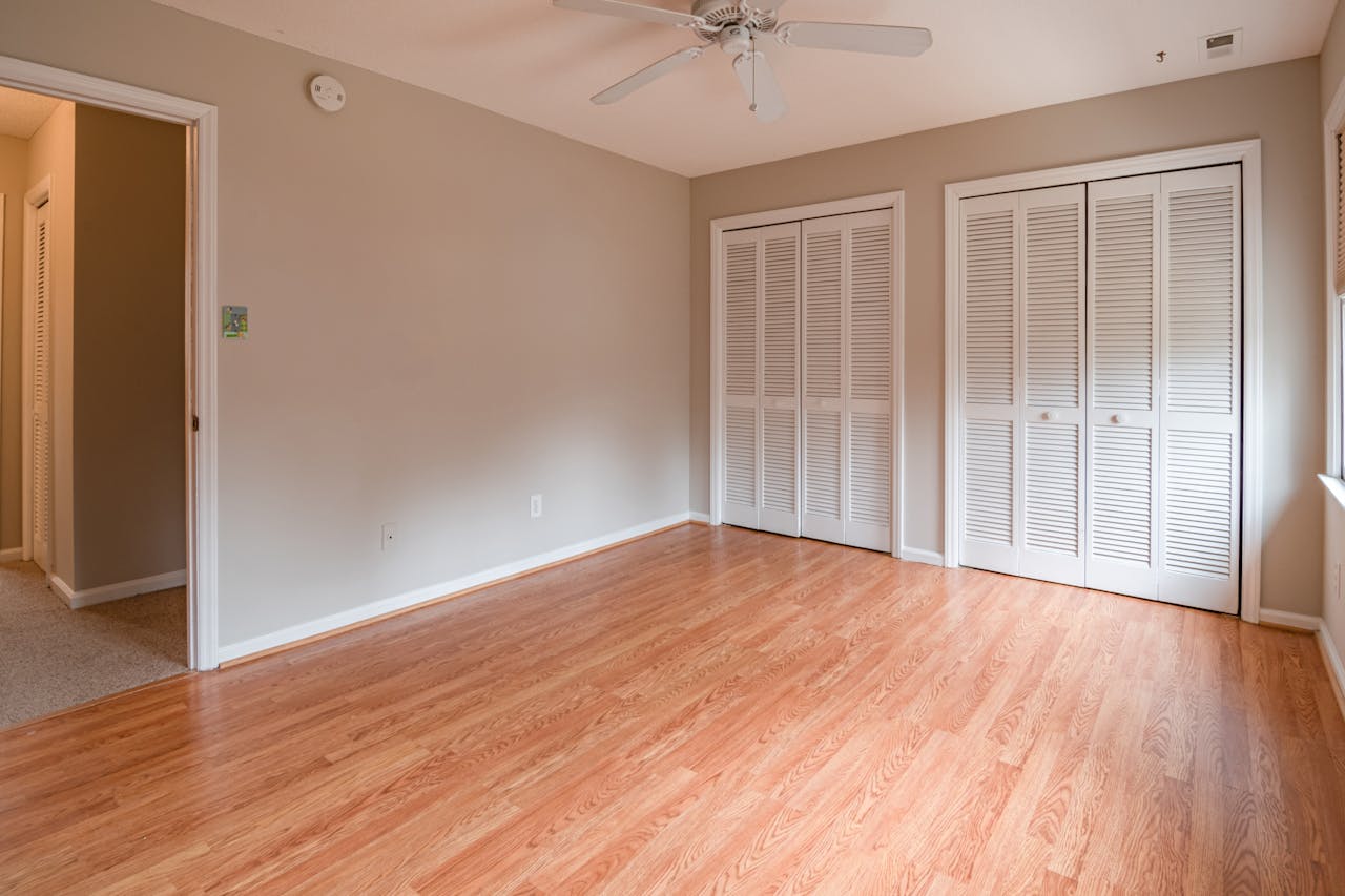 Mastering the First Impression: Your intriguing post title goes here Bright empty room with hardwood floors and closet space, ideal for various design choices.